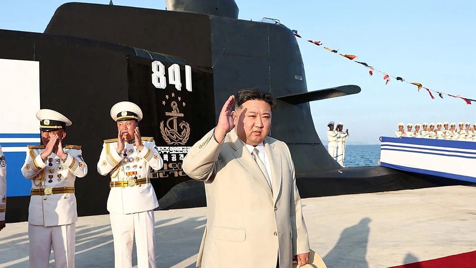 Kim elnök egy tengeralattjáró előtt