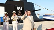 Kim elnök egy tengeralattjáró előtt