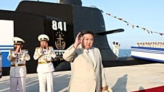 Kim elnök egy tengeralattjáró előtt