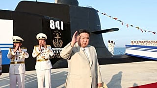 Kim elnök egy tengeralattjáró előtt