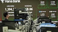 A dealer watches computer monitors near the screens showing the foreign exchange rates at a dealing room of Hana Bank in Seoul, South Korea. 19 Sept. 2025.