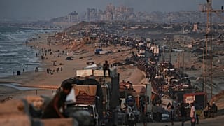 نازحون فلسطينيون يفرون من مدينة غزة سيرًا على الأقدام وبالسيارات، حاملين أمتعتهم على طول الطريق الساحلي باتجاه جنوب غزة، الخميس 18 سبتمبر/ أيلول 2025.