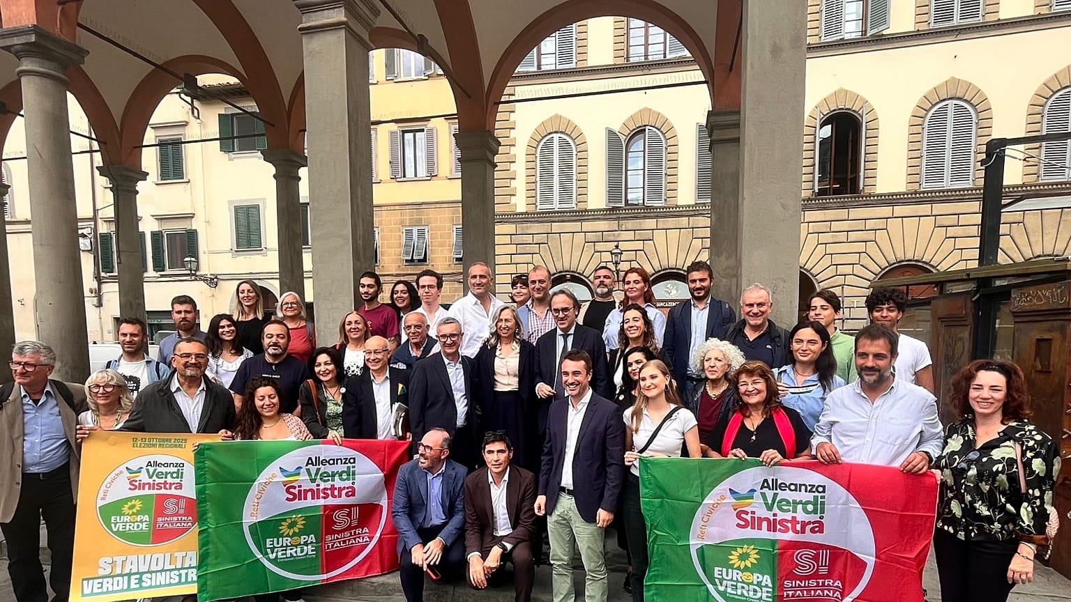 Esponenti di Alleanza Verdi e Sinistra (Avs) espongono le bandiere del gruppo