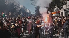Demonstranten nehmen an einer von großen Gewerkschaften organisierten Kundgebung gegen Haushaltskürzungen teil.