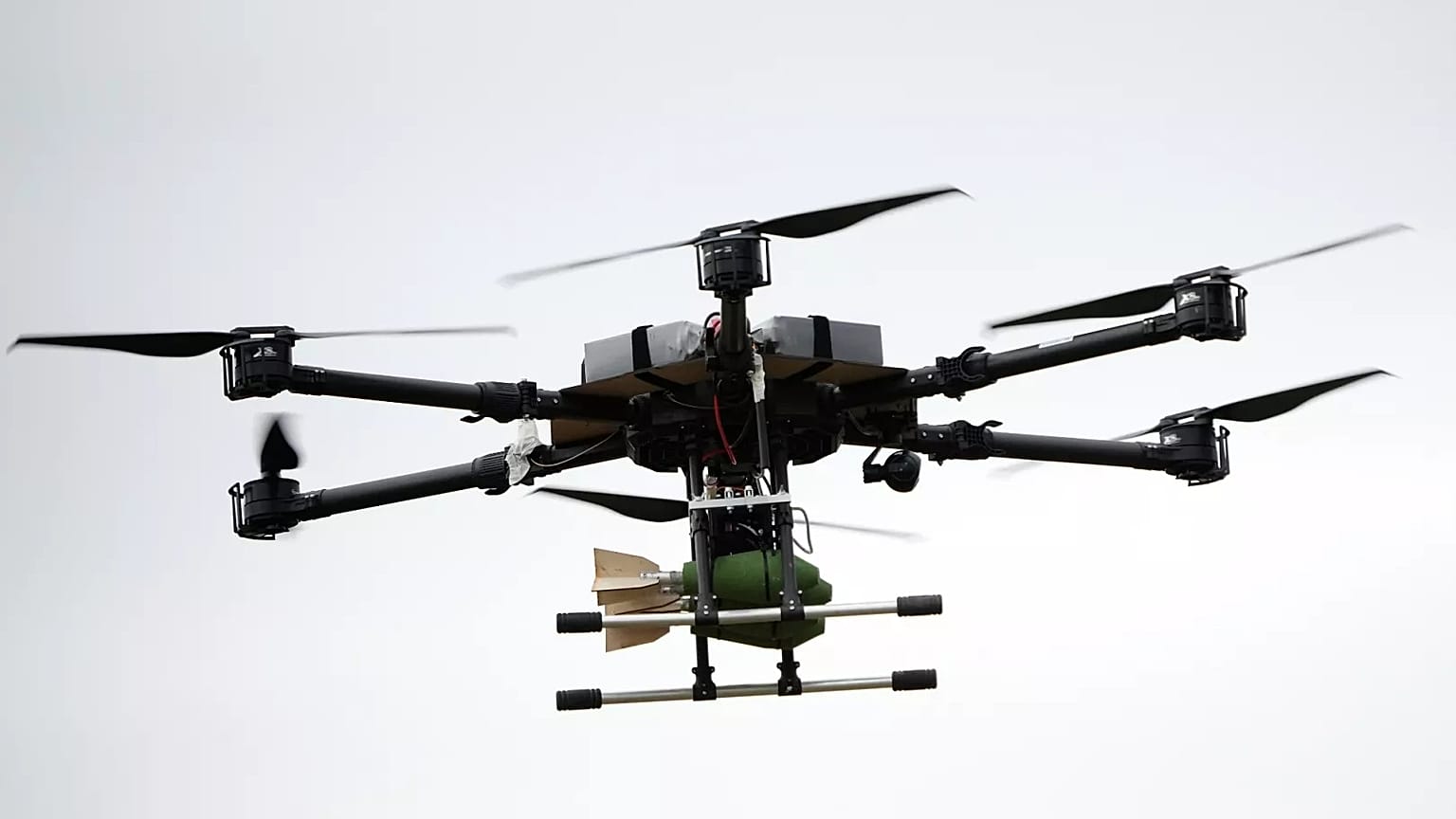Um drone com uma bomba sobrevoa durante exercícios militares conjuntos russo-bielorrussos num campo de treino perto de Barysaw, 15 de setembro de 2025