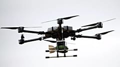 Eine Drohne mit einer Bombe fliegt während gemeinsamer russisch-weißrussischer Militärübungen auf einem Übungsplatz in der Nähe von Barysaw, 15. September 2025