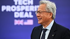 Ο CEO της Nvidia Jensen Huang παρακολουθεί συνέντευξη τύπου κατά τη διάρκεια επιχειρηματικής συζήτησης στο Chequers κοντά στο Aylesbury, Αγγλία, την Πέμπτη, 18 Σεπτεμβρίου 2025