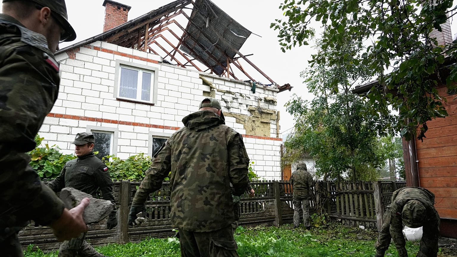 Miembros de las Fuerzas Armadas polacas inspeccionan los escombros de una casa, tras la violación del espacio aéreo de Polonia por drones rusos, en Wyryki, Polonia.