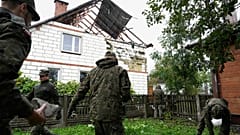Miembros de las Fuerzas Armadas polacas inspeccionan los escombros de una casa, tras la violación del espacio aéreo de Polonia por drones rusos, en Wyryki, Polonia.