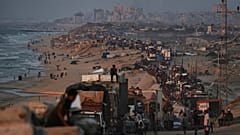 Vertriebene Palästinenser fliehen zu Fuß und in Fahrzeugen aus Gaza-Stadt in den Süden des Gazastreifens