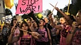 İnsanlar, Kudüs'te düzenlenen protestoda Hamas tarafından tutulan tüm rehinelerin derhal serbest bırakılmasını ve Gazze'deki savaşın sona ermesini talep ediyor.
