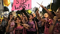 Menschen protestieren in Jerusalem und fordern die sofortige Freilassung aller Geiseln durch Hamas sowie ein Ende des Krieges in Gaza, 03.09.2025.