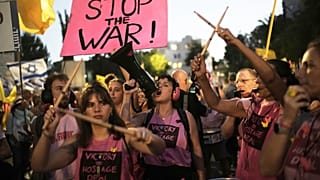 Persone partecipano a una protesta a Gerusalemme chiedendo l'immediato rilascio di tutti gli ostaggi detenuti da Hamas e la fine della guerra a Gaza, 09/03/2025