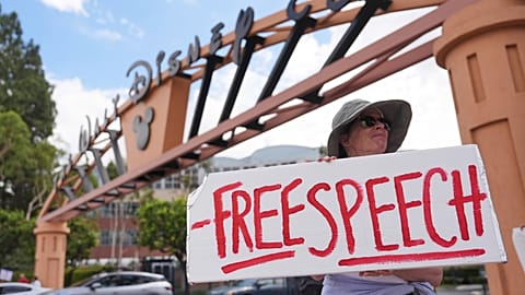 Un manifestante sostiene un cartel en respuesta a la suspensión del programa nocturno de Jimmy Kimmel.