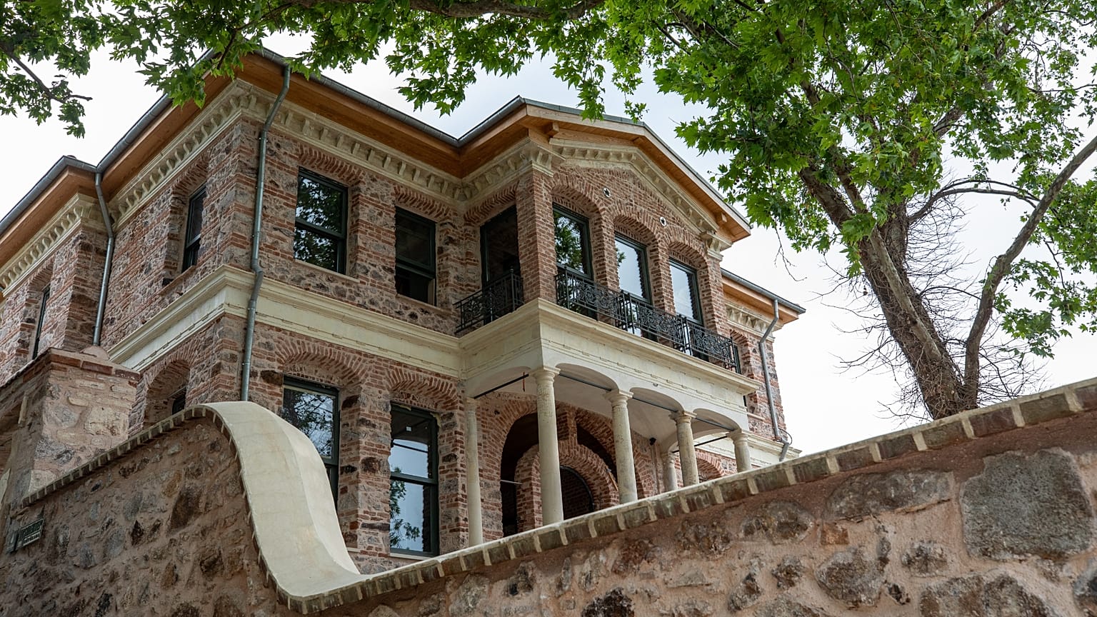 Taş Mektep.