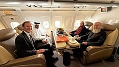 Diplomáticos qataríes y británicos posan con Barbie y Peter Reynolds a bordo de un avión antes de partir de Kabul, 19 de septiembre de 2025.