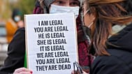 Dziesiątki osób wzięło udział w wiecu zorganizowanym przez grupę „Matki do Granicy”, domagającym się przyjęcia migrantów i zapewnienia im opieki, sobotę 20 listopada 2021 r. 
