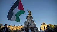 صورة تعبيرية لامرأة تحمل العلم الفلسطيني خلال تجمع مؤيد للفلسطينيين في ساحة الجمهورية في باريس