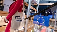 Az Európai Unió zászlaja egy üzlet üvegfelületén - képünk illusztráció