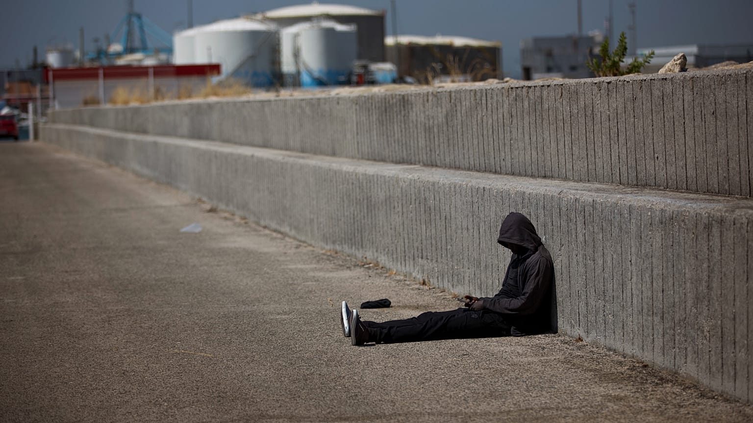 En esta fotografía del martes 26 de junio de 2018, un migrante permanece en el puerto de Algeciras, en el sur de España, tras ser rescatado en el Estrecho de Gibraltar.