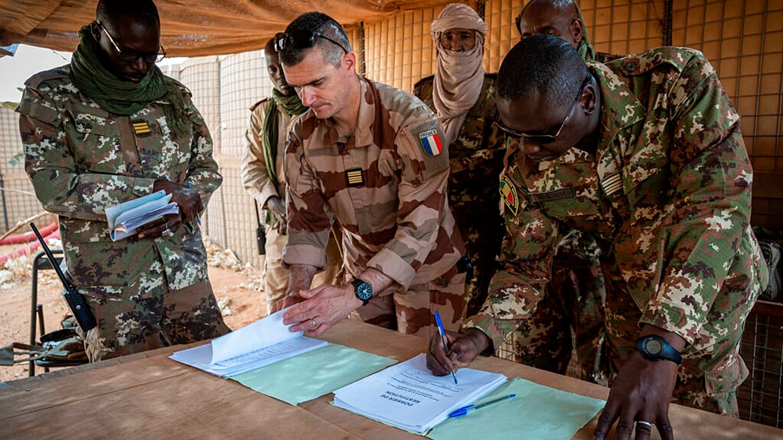 Cette photo fournie mardi 19 avril 2022 par l'armée française montre des soldats français des forces Barkhane et des officiers maliens signant des documents, le 4 avril 2022 