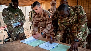 Cette photo fournie mardi 19 avril 2022 par l'armée française montre des soldats français des forces Barkhane et des officiers maliens signant des documents, le 4 avril 2022 