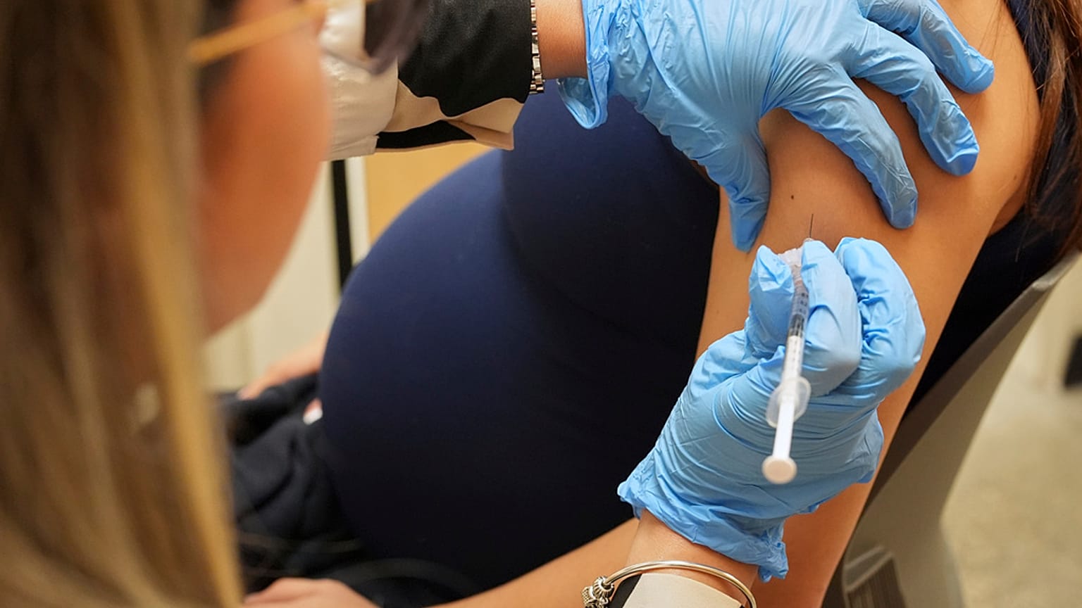صورة تعبيرية لمديرة الصيدلية أيلين أميستوي تُعطي لقاحًا يحمي من الفيروس المخلوي التنفسي (RSV) لامرأة حامل في شهرها التاسع بتوأم