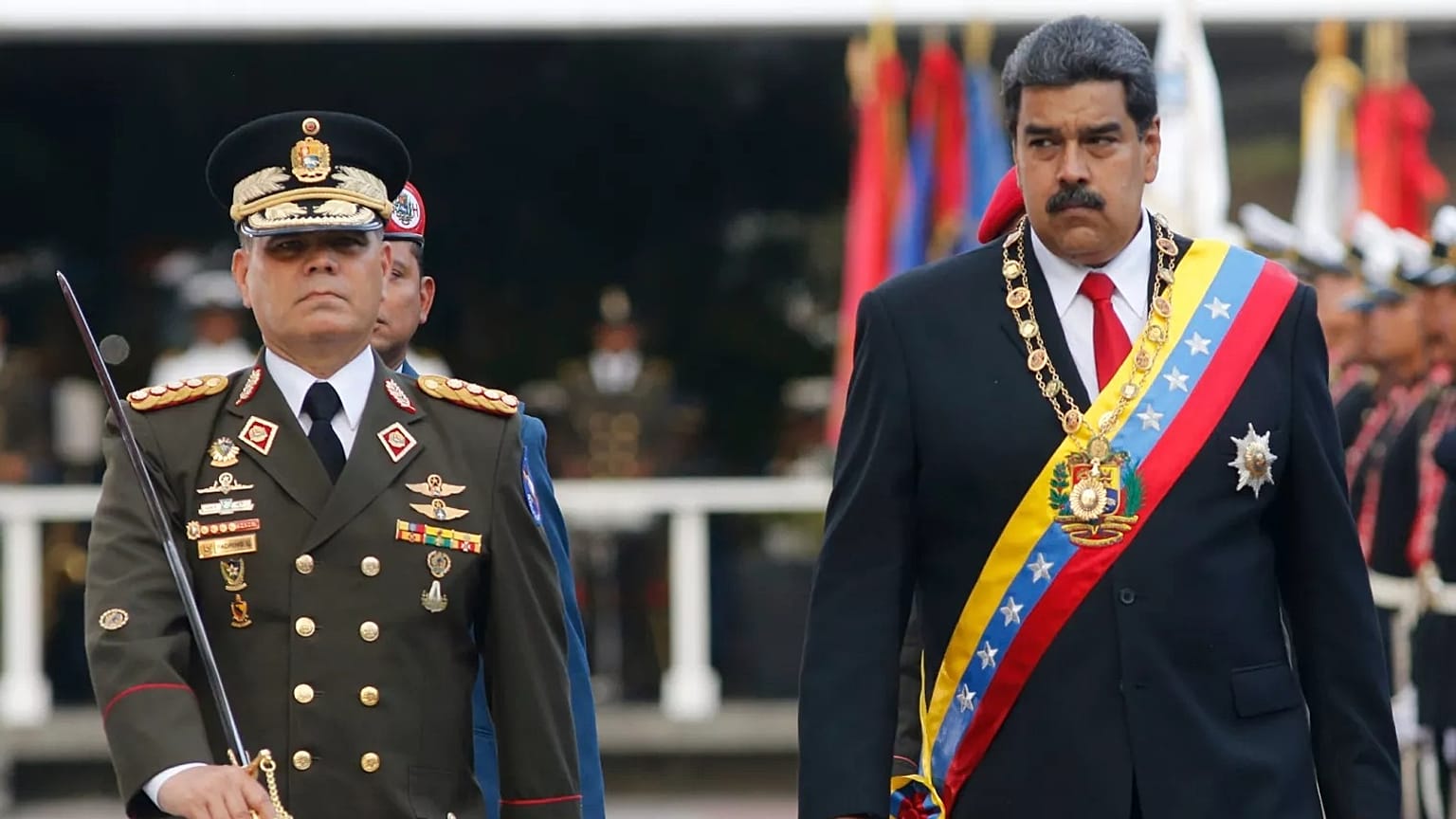 En esta fotografía de archivo del 24 de mayo de 2018, el presidente de Venezuela, Nicolás Maduro, a la derecha, camina con su ministro de Defensa, Vladimir Padrino López