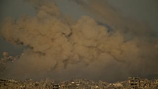 المباني التي دمرت خلال العمليات البرية والجوية الإسرائيلية مغطاة بالدخان بعد غارة عسكرية إسرائيلية في شمال قطاع غزة، كما شوهدت من جنوب إسرائيل، السبت 20 سبتمبر/ أيلول 2025.