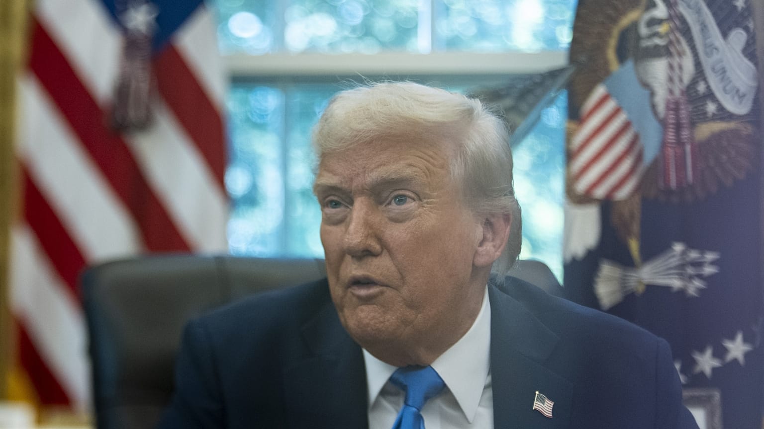Az amerikai elnök az Ovális Irodában