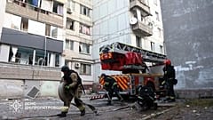 Rettungskräfte arbeiten an einem Wohnhaus, das bei einem russischen Angriff auf Dnipro (Ukraine) beschädigt wurde, Samstag, 20. September 2025.