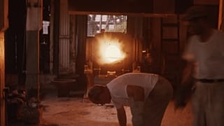 Operarios en una fundición de oro