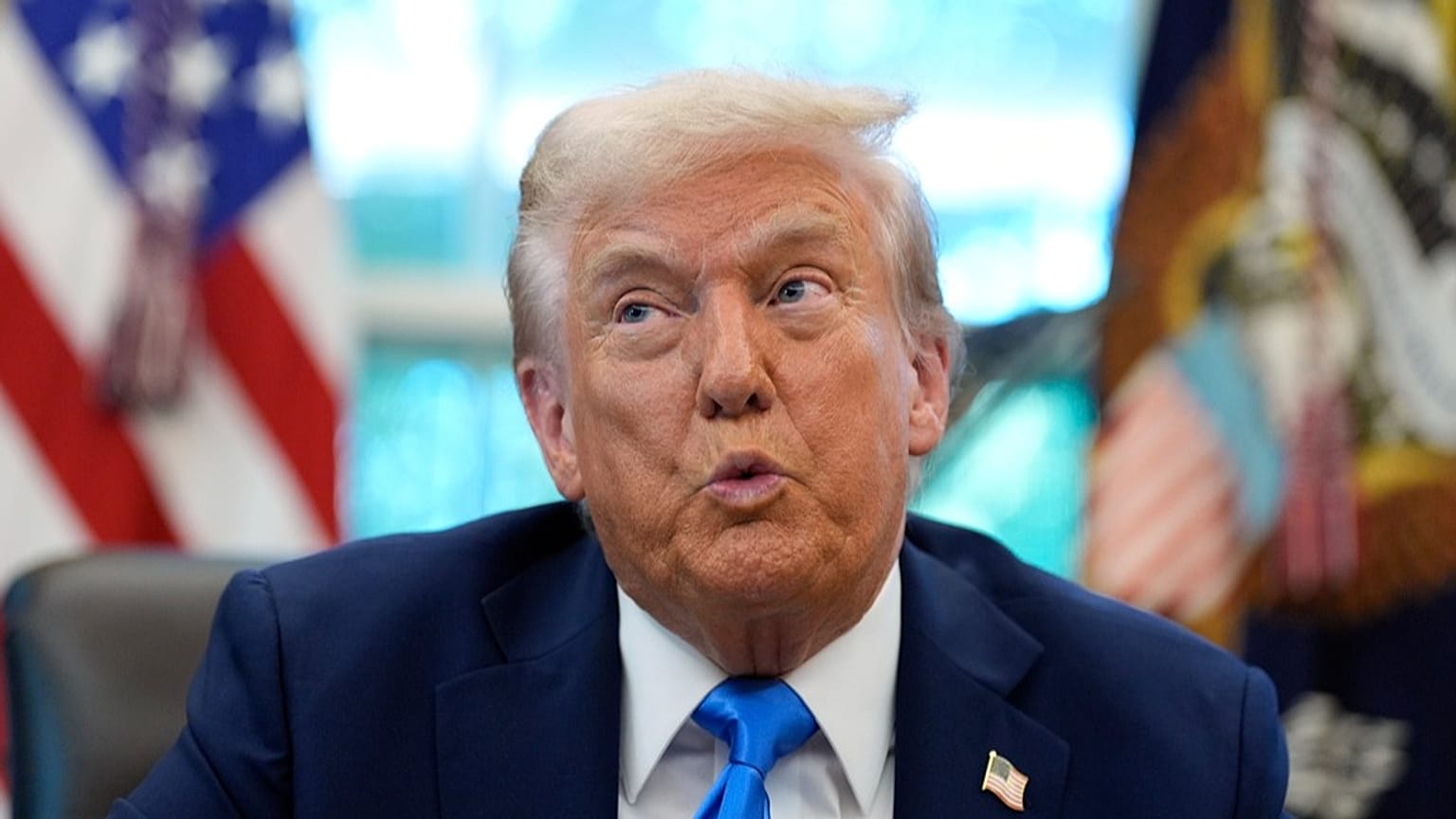 الرئيس الأمريكي دونالد ترامب متحدثًا في المكتب البيضاوي بالبيت الأبيض، الجمعة 19 سبتمبر 2025، في واشنطن.