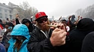 عشاق الماريغوانا يشعلون سيجارتهم في الساعة 4:20 مساءً بتوقيت منطقة الجبال للاحتفال بعطلة في حديقة مركز دينفر المدني، الخميس 20 أبريل/ نيسان 2017.