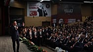 CHP'nin Nisan ayında 21. Olağanüstü Kurultayı'nda CHP lideri Özgür Özel sahnede konuşuyor