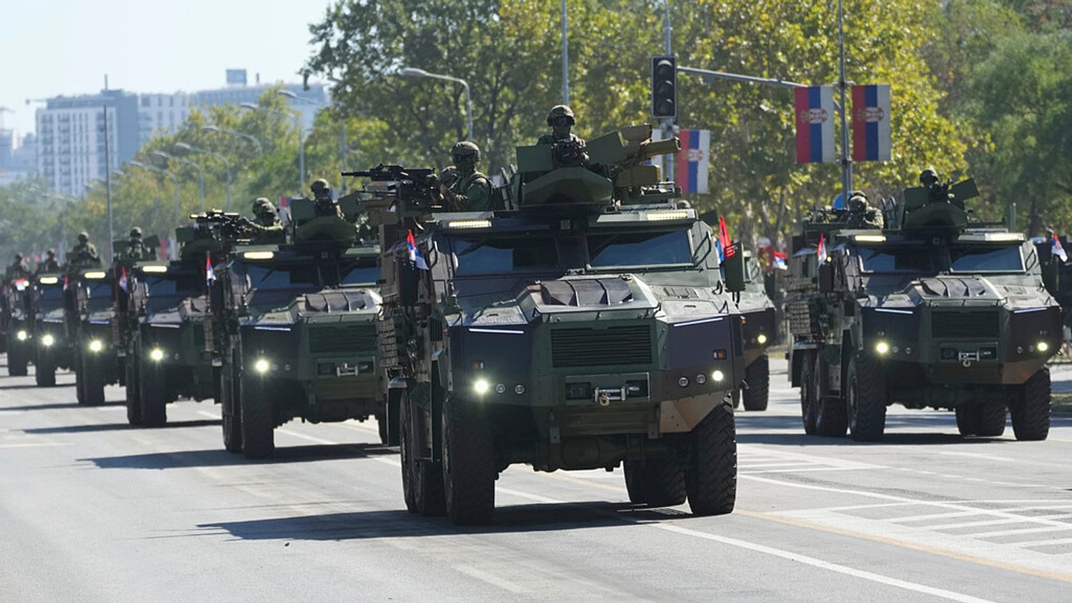 Des soldats de l'armée serbe lors d'un défilé militaire à Belgrade, en Serbie, le samedi 20 septembre 2025.