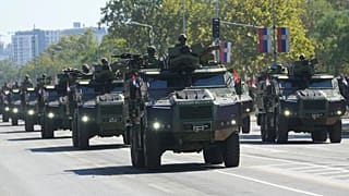 Des soldats de l'armée serbe lors d'un défilé militaire à Belgrade, en Serbie, le samedi 20 septembre 2025.