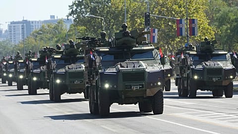Serbia pokazuje siłę armii na "największej w historii" paradzie wojskowej
