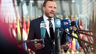 ARQUIVO (3.04.2025) o Ministro das Relações Exteriores da Estónia, Margus Tsahkna, fala com a imprensa ao chegar para uma reunião dos ministros das Relações Exteriores da NATO