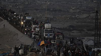 Palestinos huyen de la ciudad de Gaza