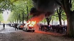 Un veicolo della polizia brucia durante una manifestazione di destra che è sfociata nella violenza e nel caos a causa degli scontri tra i rivoltosi e la polizia sabato 20 settembre 2025 all'Aia, nei Paesi Bassi.