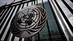 DATEI - Das Symbol der Vereinten Nationen ist auf dem Haupttor vor dem UN-Hauptquartier zu sehen, 24. Februar 2022, in New York