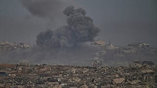 الدخان يتصاعد إلى السماء عقب غارة عسكرية إسرائيلية في شمال قطاع غزة، كما شوهد من جنوب إسرائيل، السبت 20 سبتمبر 2025