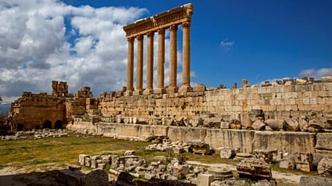 بعلبك، إحدى أفضل الآثار الرومانية المحفوظة في العالم والمدرجة على قائمة اليونسكو للتراث العالمي، في وادي البقاع ببعلبك، لبنان، يوم الخميس، 1 أبريل/نيسان 2021.