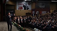 CHP'nin Nisan ayında 21. Olağanüstü Kurultayı'nda CHP lideri Özgür Özel sahnede konuşuyor.