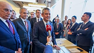 CHP Lideri Özel, Olağanüstü Kurultay'da oy kullanıyor, 21 Eylül 2025