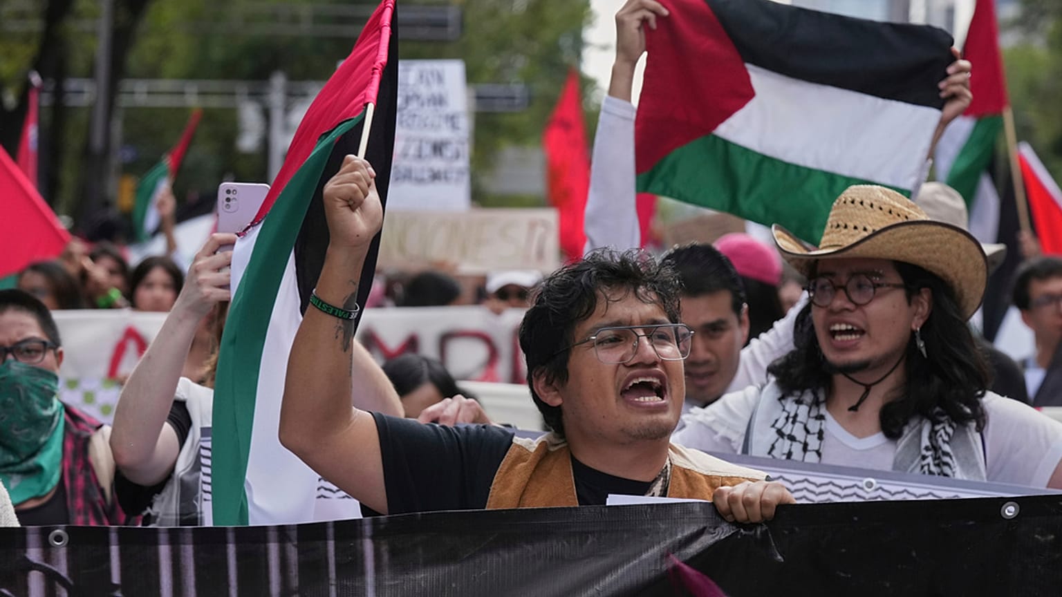 متظاهرون يحتجون على الحرب في غزة, في مكسيكو سيتي, الأحد, أغسطس. 17, 2025. 