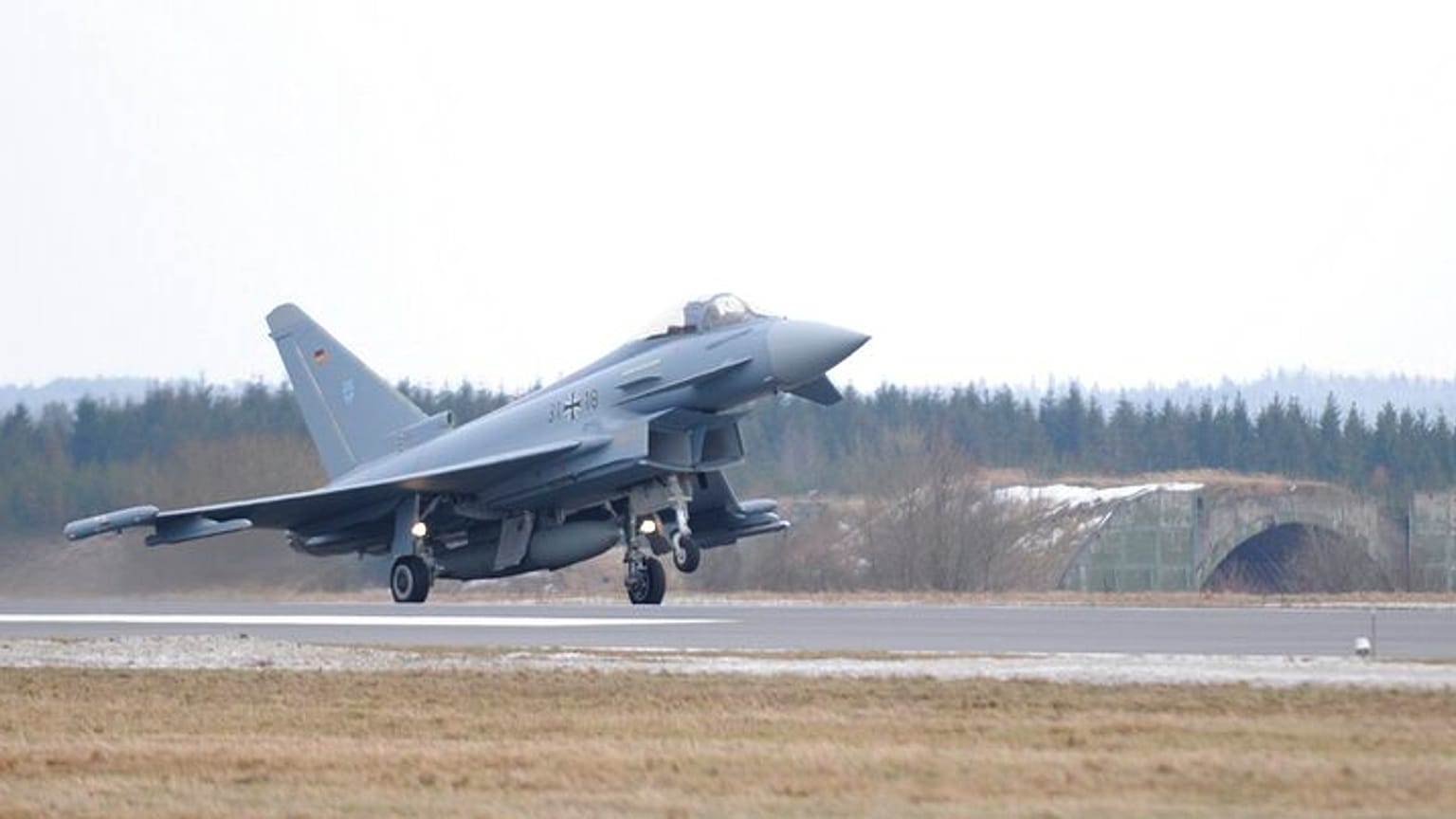 Un avion de combat de type Eurofighter décolle mardi 2 mars 2010 de la base aérienne de Laage, dans le Mecklembourg-Poméranie occidentale, pour un vol d'entraînement.