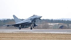 Ein Kampfflugzeug vom Typ Eurofighter startet Dienstag, 2. Maerz 2010, auf dem Fliegerhorst Laage, Mecklenburg-Vorpommern, zu einem Ausbildungsflug.