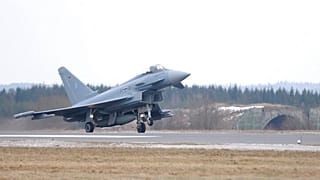 Ein Kampfflugzeug vom Typ Eurofighter startet Dienstag, 2. Maerz 2010, auf dem Fliegerhorst Laage, Mecklenburg-Vorpommern, zu einem Ausbildungsflug.